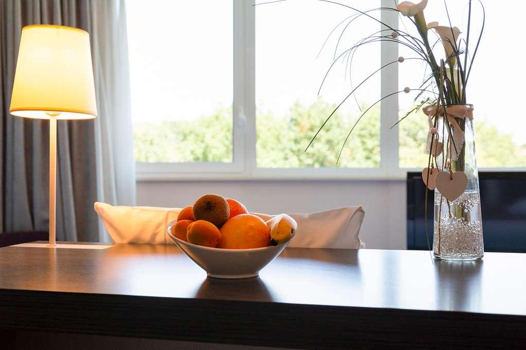 The Originals Boutique Hotel Restaurant Saint James, Montaigu-Vendee Servicios foto